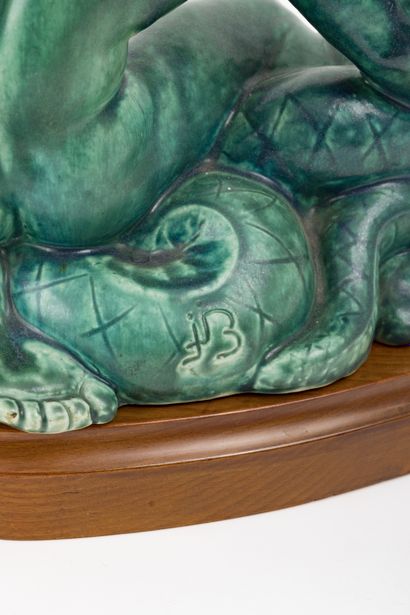 null Hercule au serpent
Sculpture en céramique émaillée turquoise sur socle en bois....