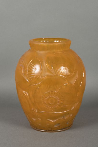 Pierre DAVESN (XXème siècle) 
Vase ovoïde...