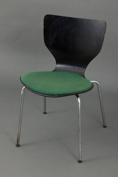 null Dans le goût d'Arne JACOBSEN (1902-1971)
Chaise en bois contreplaqué laqué noir...
