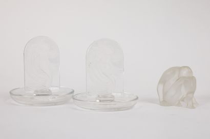 null Lalique France 
Lot en verre moulé comprenant deux cendriers modèles "Naïade",...