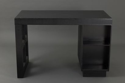 null Blackened wood single pedestal desk, opening with three drawers on the left...