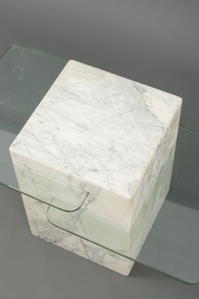 null Carrara marble coffee table with two thick glass tops. 
Work from the 1970s....