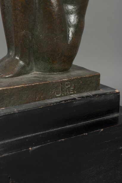 null Jean PIÉ (1890-?) 
Femme assise 
Épreuve en bronze à patine brune sur socle...