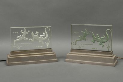null Pair of lamps in silver-plated bronze and glass plates with engraved salamander...