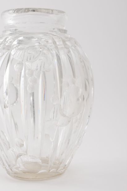 null Vase ovoïde en cristal taillé à décor rainuré et perlé. 
Travail Art Deco. 
H....