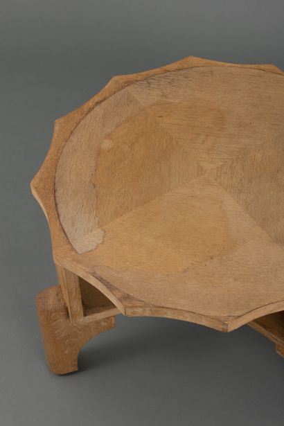 null Table tripode en bois naturel cérusé. 
Travail des années 1950. 
Dim. : 44 x...