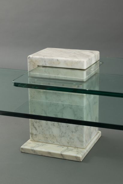 null Table basse à deux plateaux de verre et socle en marbre de Carrare. 
Travail...