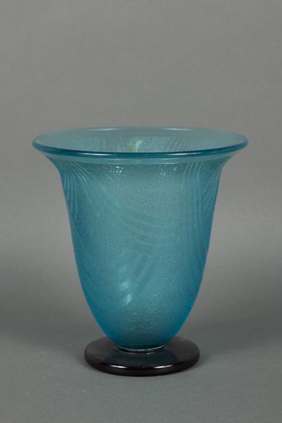 null SCHNEIDER 
Vase tulipe en verre texturé teinté bleu à décor dégagé à l'acide....