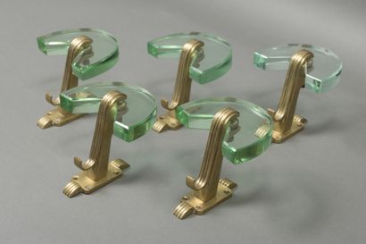 null Dans le goût de Fontana Arte, vers 1950 
Suite de 5 patères en verre épais et...