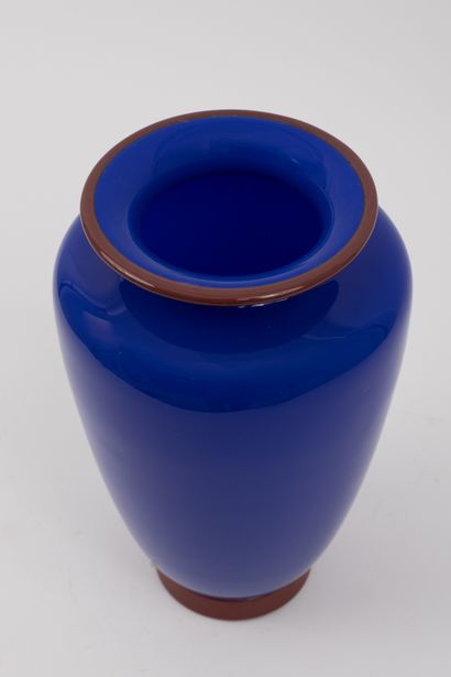 null BAROVIER & TOSO Murano 
Vase en verre bleu opaque et rouille. Signé. 
H. : 26...