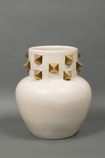 null Marcel GIRAUD (1897-1985), Vallauris 
Vase en céramique émaillée crème, le col...