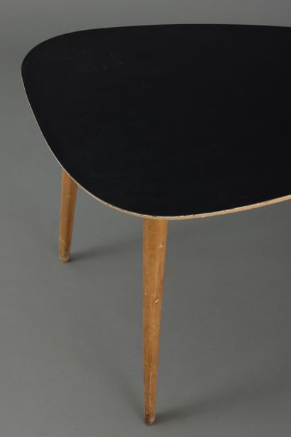 null Tripod coffee table in plywood, black lacquered top. 
Work from the 1950s. 
Size:...