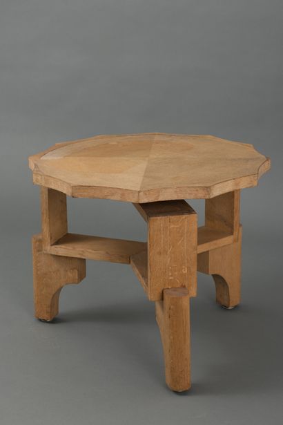 null Natural wood tripod table. 
Work from the 1950s. 
Size: 44 x 54 x 54 cm 
Stains...