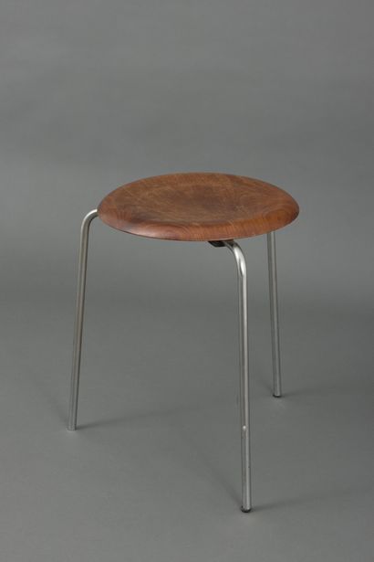 null Arne JACOBSEN (1902-1971), edition Fritz Hansen 
Stool in plywood, tripod base...