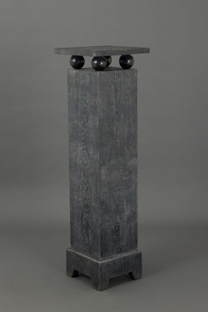 null Selette quadrangulaire in blackened ceruse wood, top resting on four balls....