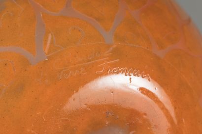 null CHARDER, Le Verre Français 
Petit vase boule en verre multicouche sur fond marmoréen...