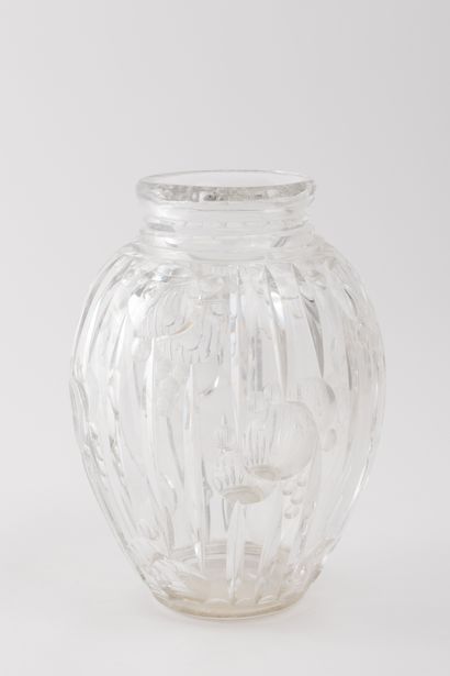 Vase ovoïde en cristal taillé à décor rainuré...