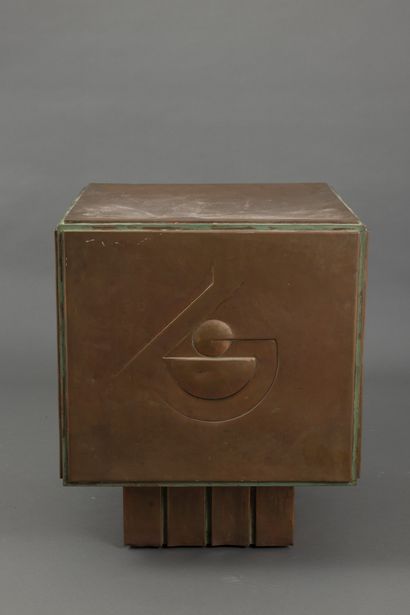 null Meuble cube moderniste en cuivre martelé orné toutes faces de motifs géométriques,...