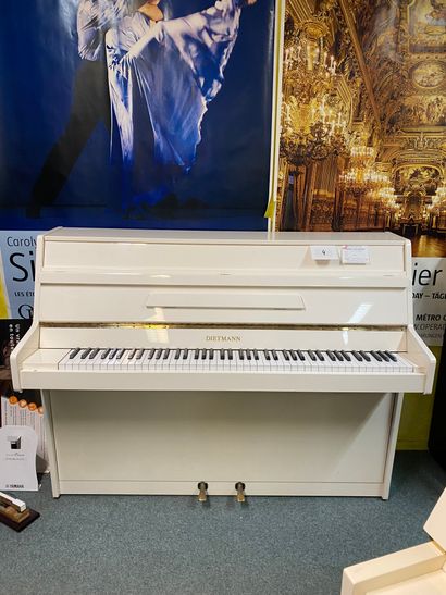 1 piano droit DIETMAN 110 blanc brillant,...