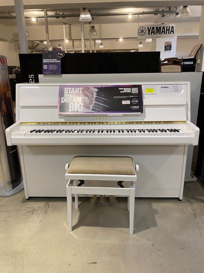 null 1 piano droit YAMAHA B1PHW blanc brillant 109cm, n° de série J39490669 
On y...