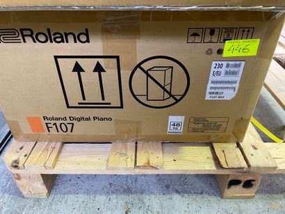 null 1 piano numérique ROLAND F107 
on y joint 1 kit QUIKLOK Keyboard Bundle

Lot...