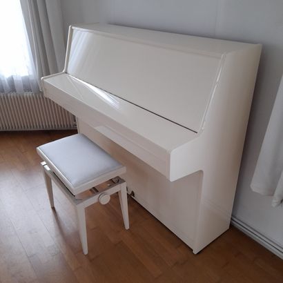 null 1 piano droit RAMEAU modèle BRIANCON laqué ivoire 114cm, n° de série 44574