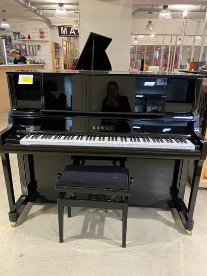 null 1 piano droit KAWAI K400 noir brillant 121cm, n° de série 2761089 
On y joint...