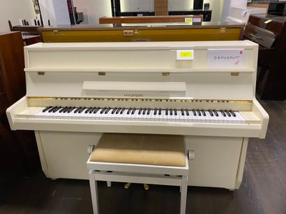 null 1 piano droit HYUNDAI U810 blanc brillant, 106cm, n° de série HHF01250
On y...