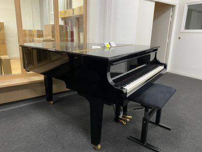 null 1 piano à queue YAMAHA C2 noir brillant 170cm, n° de série X6454626 
On y joint...