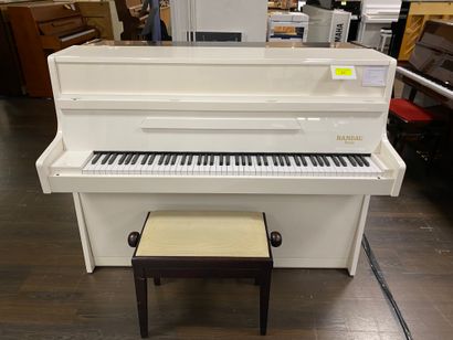 null 1 piano droit RAMEAU Beaucaire blanc brillant 114cm, n° de série 19659 
On y...