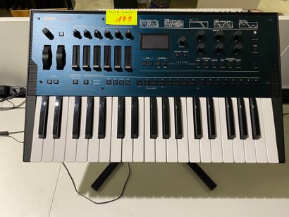 null 1 synthétiseur KORG OPSIX avec support