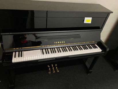 null 1 piano droit YAMAHA MX100II noir brillant122cm, n° de série 5375150 
On y joint...
