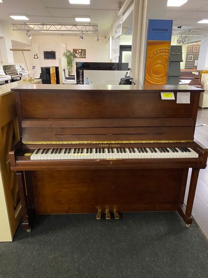 1 upright piano YOUNG CHANG E118T in satin...