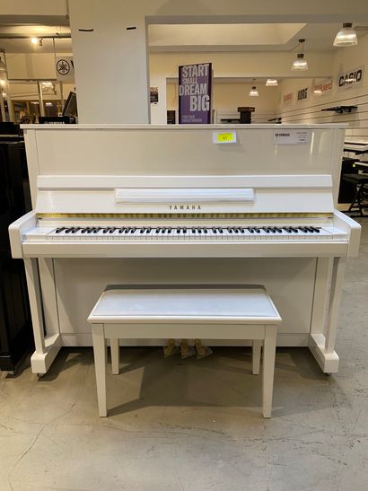 null 1 piano droit YAMAHA B3e PWH blanc brillant 121cm, n° de série J39494182 
On...