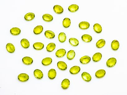 null Lot de 34 péridots ovales d'environ 1 carat.
Poids total : 41,2 carats envi...