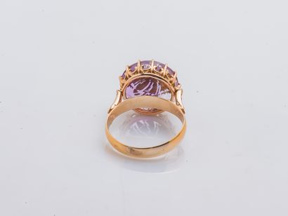 null 18K (750 ‰) rose gold ring set with a round amethyst set with rose-cut diamonds...