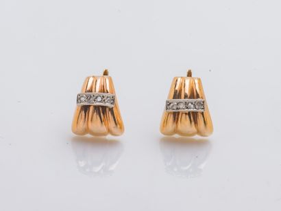 null Pair of 18 karat (750 thousandths) pink gold dormeuses decorated with gadroons...