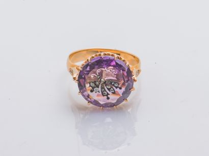 null 18K (750 ‰) rose gold ring set with a round amethyst set with rose-cut diamonds...