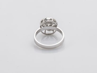 null 18K (750 ‰) white gold ring, the round openwork bezel set with a diamond weighing...