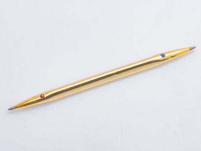 Attribué à CARTIER Double ballpoint pen in gilded metal set with a blue stone and...