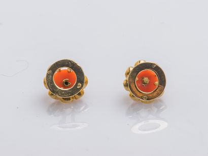 null Pair of 18K yellow gold (750 ‰) round-shaped dress buttons adorned with a coral...