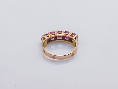 null Bague jarretière en or rose 9 carats (375 millièmes) serties de cinq rubis ronds....