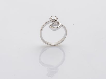 null Solitaire ring in 18K white gold (750 thousandths) set with a brilliant-cut...