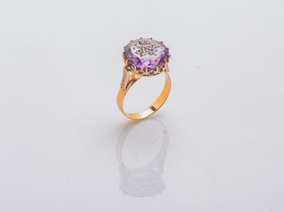 null 18K (750 ‰) rose gold ring set with a round amethyst set with rose-cut diamonds...