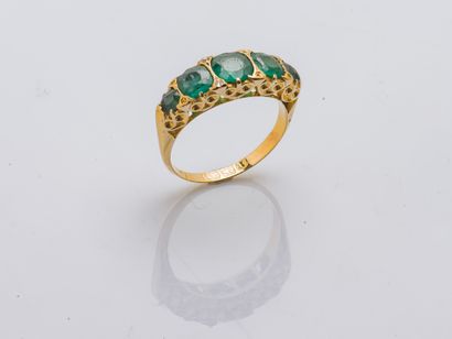 null 18K yellow gold (750 ‰) garter ring set with five cushion emeralds alternating...