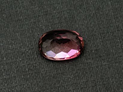 null Tourmaline rose ovale d'environ 6,9 carats.
