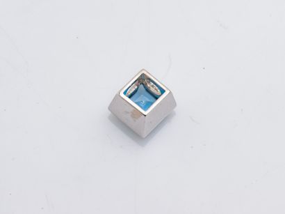null Square-shaped 18k white gold (750 ‰) pendant set with a square-cut topaz. Mark...