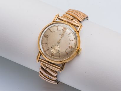 Classic watch, the round case in yellow gold...