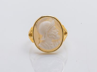 null Yellow gold ring 18 carats (750 thousandths) decorated with a cameo shell representing...
