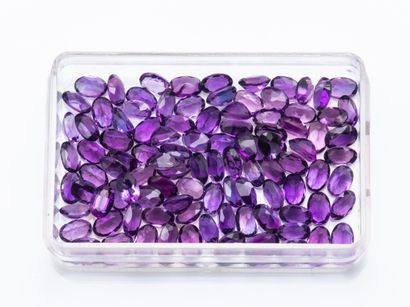 null Lot of 100 oval amethysts of about 0.3 carat. 
Total weight : 39,6 carats